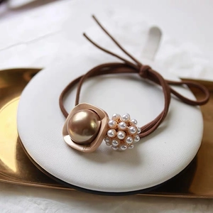 Élastique à cheveux marron élégant avec perle champagne dorée et grappe de perles blanches