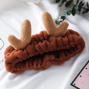 Détail montrant la texture en peluche douce et le design élastique des bois de cerf