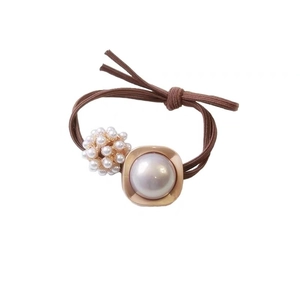 Élastique à cheveux marron multi-brins avec grande perle et base en métal doré champagne