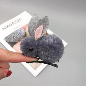 Barrette à cheveux lapin en peluche grise avec oreilles en feutre rose et pince métal