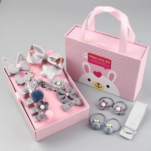 Gedetailleerde set roze kinderhaarspeldjes en strikjes in een leuke geschenkdoos
