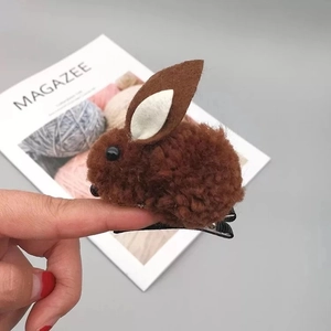 Gros plan d'une pince à cheveux lapin en peluche marron en laine d'agneau et feutre