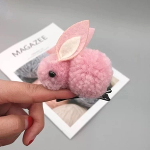 Détail de la pince à cheveux lapin en peluche rose avec oreilles en feutre et pince métal