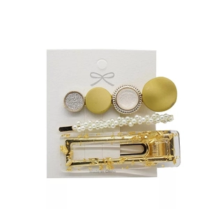 Detailliertes Set aus drei eleganten Haarklammern mit Perlen, Harz Goldfolie und Mattperlen