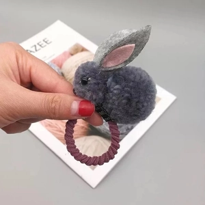 Détail d'un chouchou lapin en feutre gris fait main avec cordon élastique violet