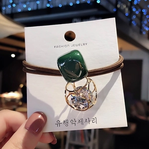 Elastico per capelli minimalista con blocco di resina verde e ciondolo di finto diamante