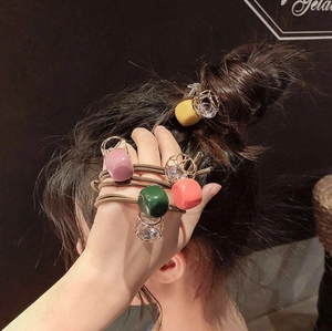 Elastici per capelli con cubi in resina colorati e perline in metallo set da 4