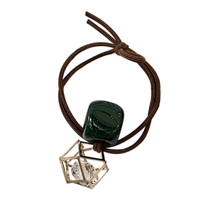 Elastico per capelli retrò con cubo verde e ciondolo geometrico in cristallo su bianco
