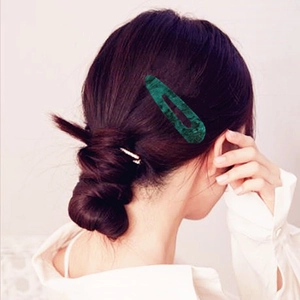 Elegant emerald green marble acetate geometric hair clip for women with vintage style