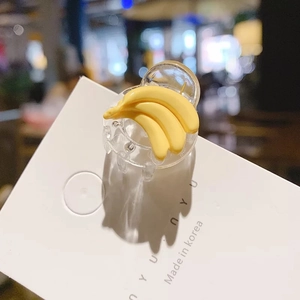 Gros plan d'une pince à cheveux banane mignonne sur un support en carton blanc