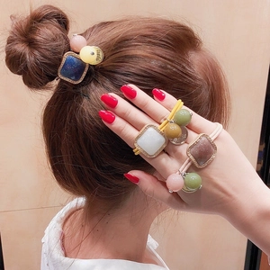 Élastiques à cheveux avec cubes en strass et perles, portés comme des bracelets