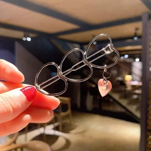 Vista dettagliata del fermaglio per capelli in argento a tre cuori con ciondolo a cuore