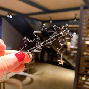 Elegante fermaglio per capelli in metallo argento con tre stelle e piccoli ciondoli