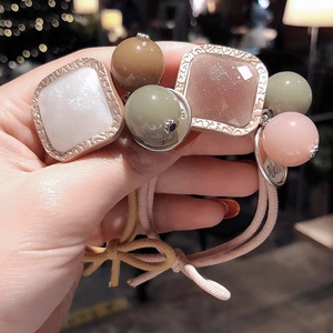 Présentation d'élastiques à cheveux avec breloque carrée en strass en jaune et rose