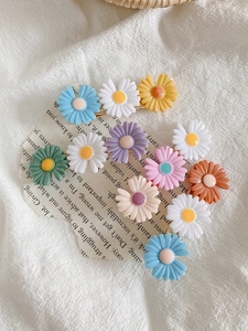 Colorful daisy flower hair clips set with resin petals and gold-tone metal base