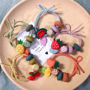 Süße Haargummis mit Fruchtmuster für Damen Handgefertigte Elastische Haarseile mit Erdbeere Avocado Ananas Anhängern Süßer Waldstil Haarschmuck Geschenk