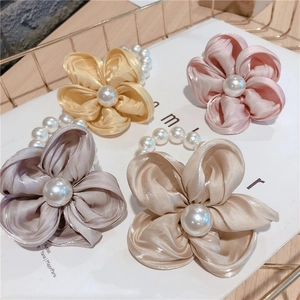 Élastique à Cheveux en Satin Élégant Fleur Künstliche Perle Scrunchie Coréen Corde à Cheveux Perlée pour Femmes Accessoires de Cheveux