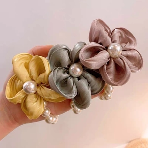 Lot de 3 barrettes à fleurs avec perles et glands en soie jaune, grise et rose tendre