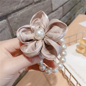 Chouchou floral français élégant couleur champagne avec centre perle et perles blanches