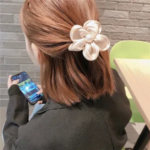 Pince à cheveux fleur en tissu crème de style français avec perle centrale élégante