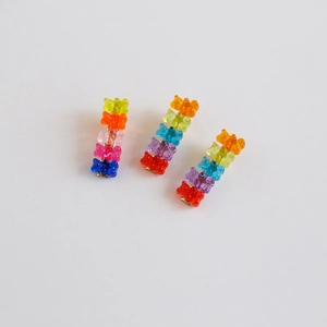 Lot de trois barrettes oursons colorés en résine arc-en-ciel sur pinces dorées