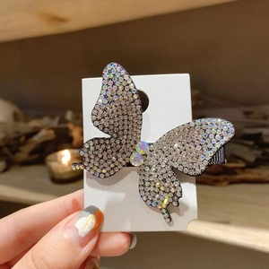 Fermaglio per capelli a farfalla barocca con strass luccicanti su carta espositiva