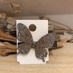 Dettaglio della molletta per capelli a farfalla barocca con strass brillanti