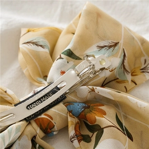 Barrette à nœud floral avec fermoir à ressort métallique et étiquette faite à la main