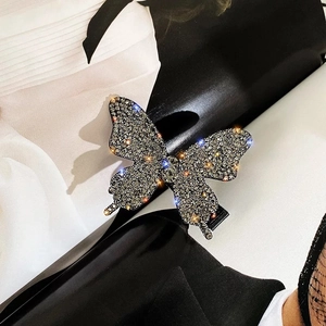 Dettaglio di un fermaglio per capelli a farfalla argento con strass scintillanti e cristalli