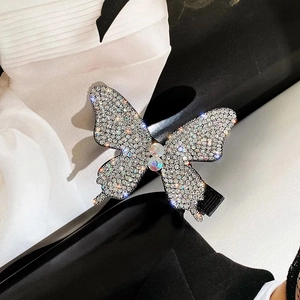 Dettaglio del fermaglio per capelli a farfalla barocca con strass brillanti e metallo