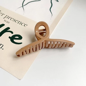 Grosse pince à cheveux caramel avec finition brillante et ressort métallique robuste