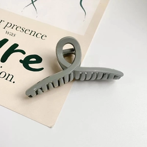 Gros plan d'une pince à cheveux grise brillante avec design à dents croisées