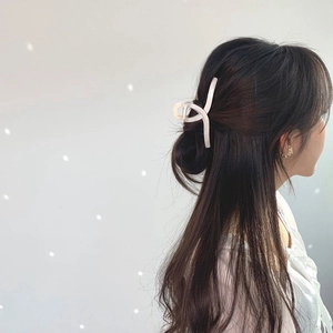 Pince à cheveux minimaliste blanc crème avec design croisé pour coiffure élégante