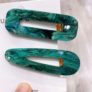 Elegant emerald green marble acetate hair clips set with gold glitter and metal grip