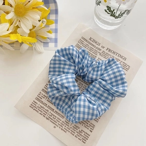 Chouchou à carreaux vichy bleu et blanc sur fond de papier vintage décoratif