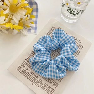 Détail du chouchou vichy bleu et blanc sur papier vintage avec fleurs d'été