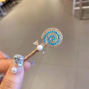 Barrette en forme de sucette avec strass bleus et clairs et perle blanche élégante