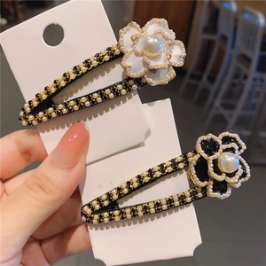 Set di fermagli per capelli a camelia con perle finte e strass su carta display