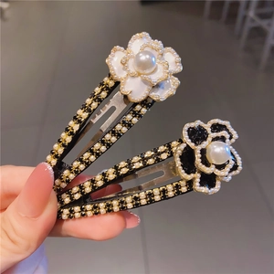 Elegante set di fermagli per capelli a fiore camelia con perle e strass in nero e bianco