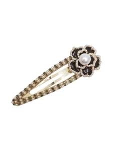 Elegante fermaglio a camelia con petali in smalto nero e perle bianche su base oro