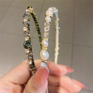 Détails de serre-têtes rétro avec perles, pierres vertes précieuses et strass brillants
