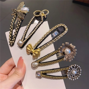 Baroque retro hair clip set with bee pearls and rhinestones on a gold alloy base