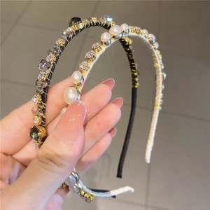 Vue détaillée de serre-têtes de style français avec perles, strass et pierres noires