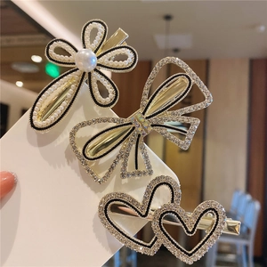 Set di 3 eleganti fermagli per capelli con fiore di perle, fiocco di cristallo e cuori