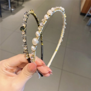 Vue détaillée de bandeaux de style français avec perles élégantes, strass et fil doré enroulé