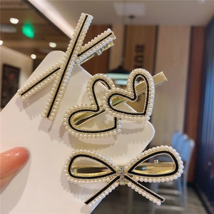 Set di tre fermagli per capelli coreani dorati con perle bianche e accenti in strass