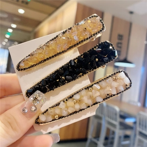 Lot de trois barrettes à strass élégantes en couleurs ambre, noir et blanc nacré