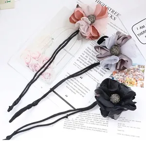 Accessoire chignon fleur avec cristaux en rose, gris et noir en tissu de mousseline