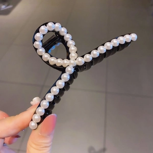 Grande pince à cheveux noire élégante avec perles blanches pour coiffure de femme
