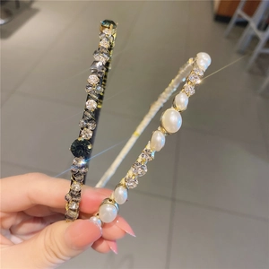 Lot de deux serre-têtes élégants avec perles, cristaux et strass sur monture dorée